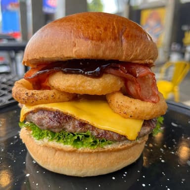 Hamburguesa Jack Daniel's (Papas y Bebida)