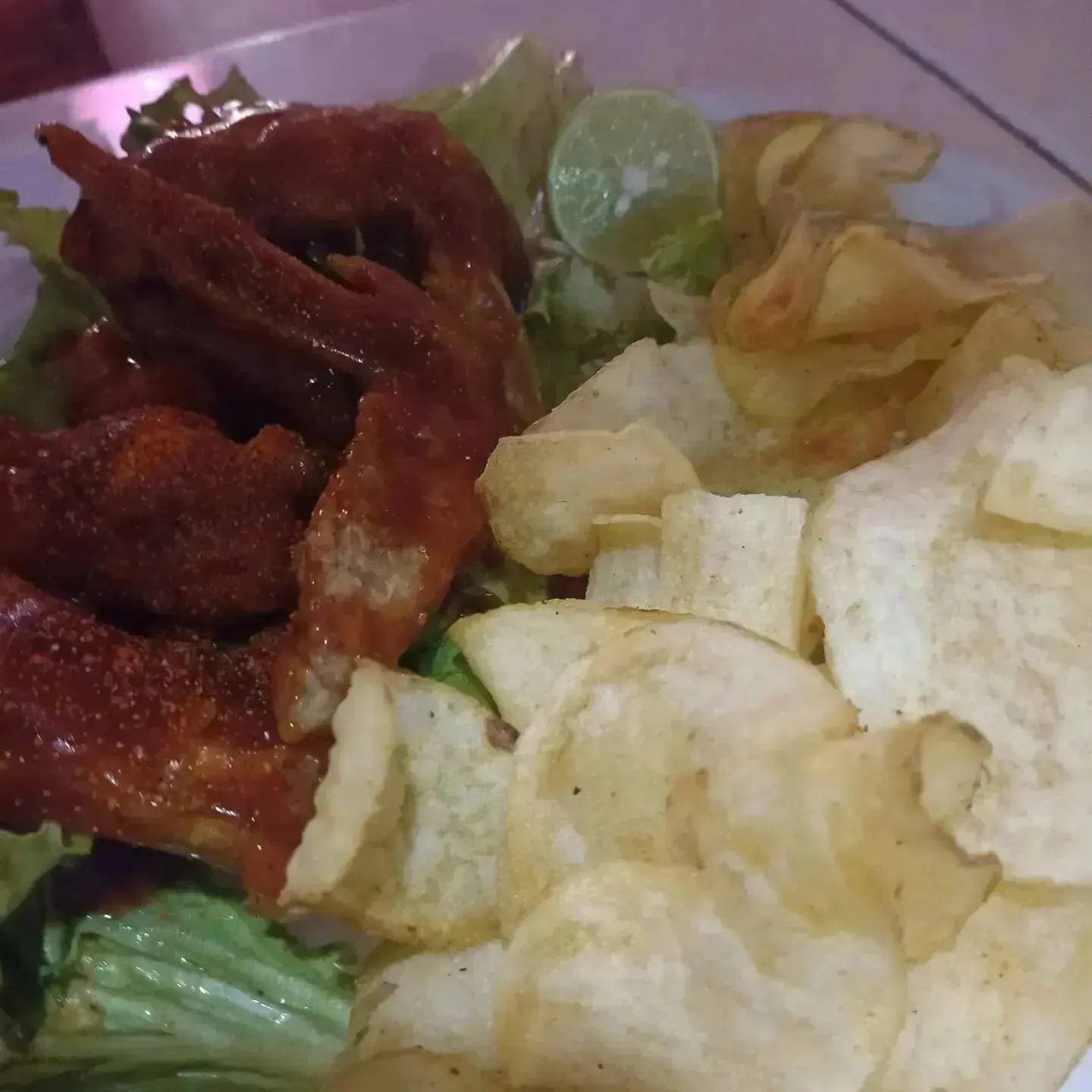 Alitas y Papas Fritas