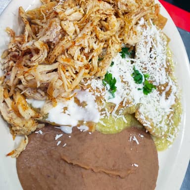 Chilaquiles Verdes con Pechuga + Bebida.