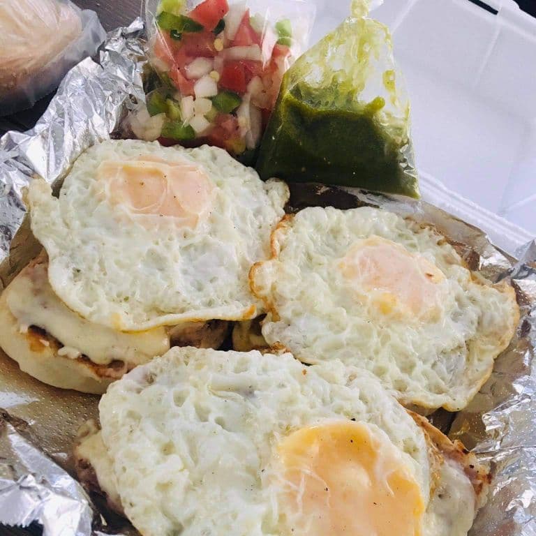 Molletes de huevos estrellados