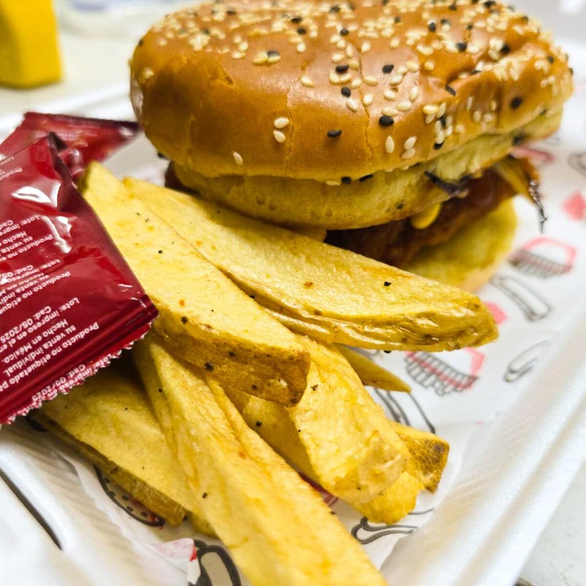 Hamburguesa Hawaiana con papas chicas
