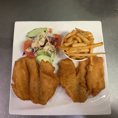 Filet de Pescado a la Milanesa con Ensalada y Papa