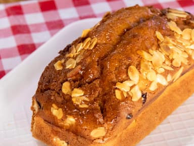Panque de Almendras Relleno de Arándanos
