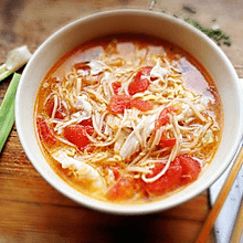 西红柿鸡蛋面 Fideos De Huevo Con Tomate