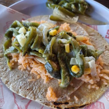 Taco Grade de Rajas Con Crema, Pollo y Arroz