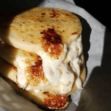 Antojate de Pupusa de Queso + Refresco