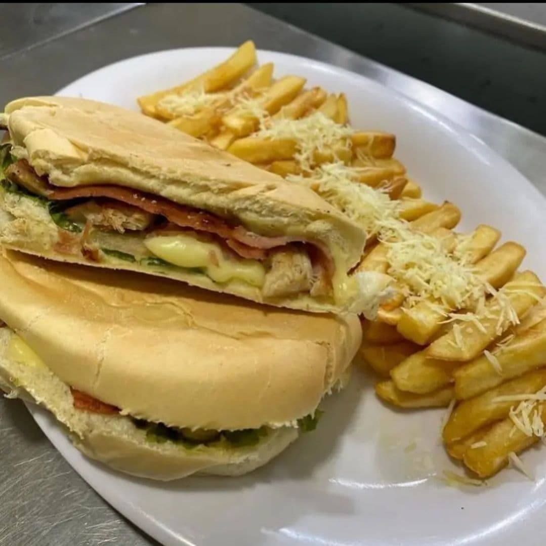 Sandwich de Pollo Jamón y Queso + Papas Francesas Copiar