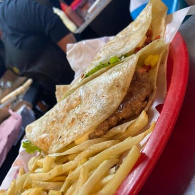 Quesa-Burger Jarocha (Papas y Bebida)