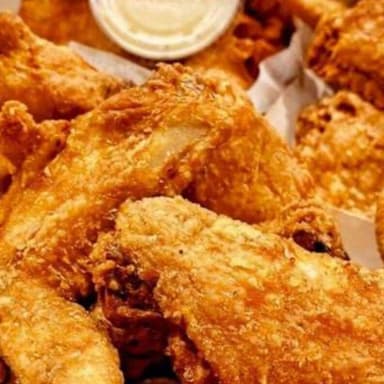 12 Alitas + Papas Fritas + Refresco 2,5 Lts