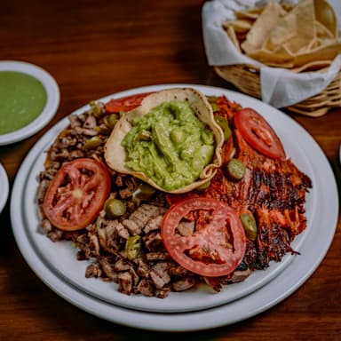 COMBO Nacho de Poc-Chuc +  2 Aguas Frescas (500Ml)