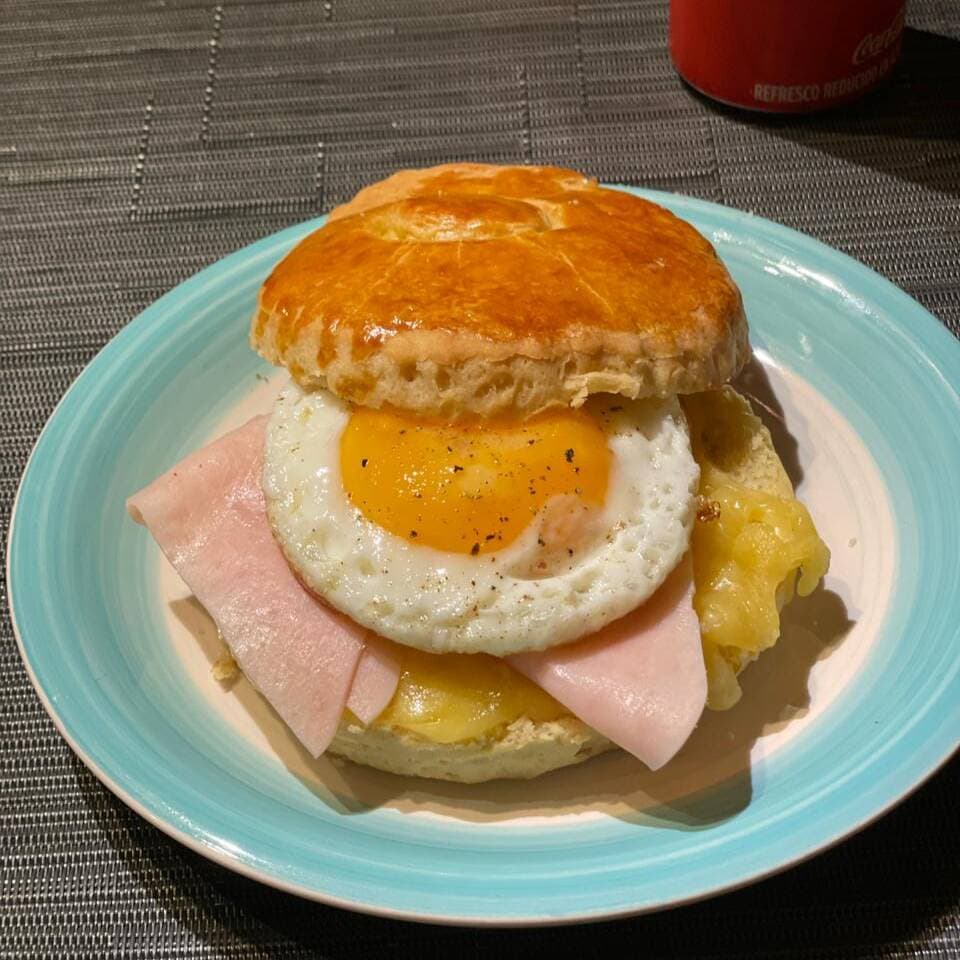 Bísquet Relleno de Jamón, Queso y Huevo Estrellado