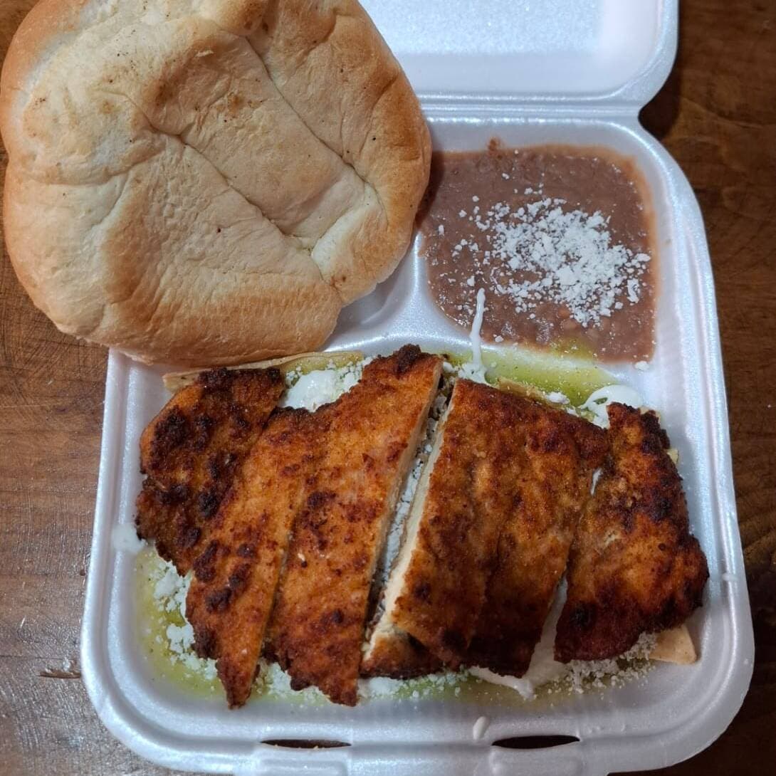 Chilaquiles verdes con milanesa de pollo chicos