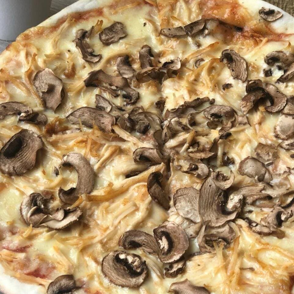 Pizza Especial de Pollo y Champiñones