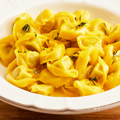 TORTELLONI DE COCHINITA EN SALSA NARANJA PICANTE