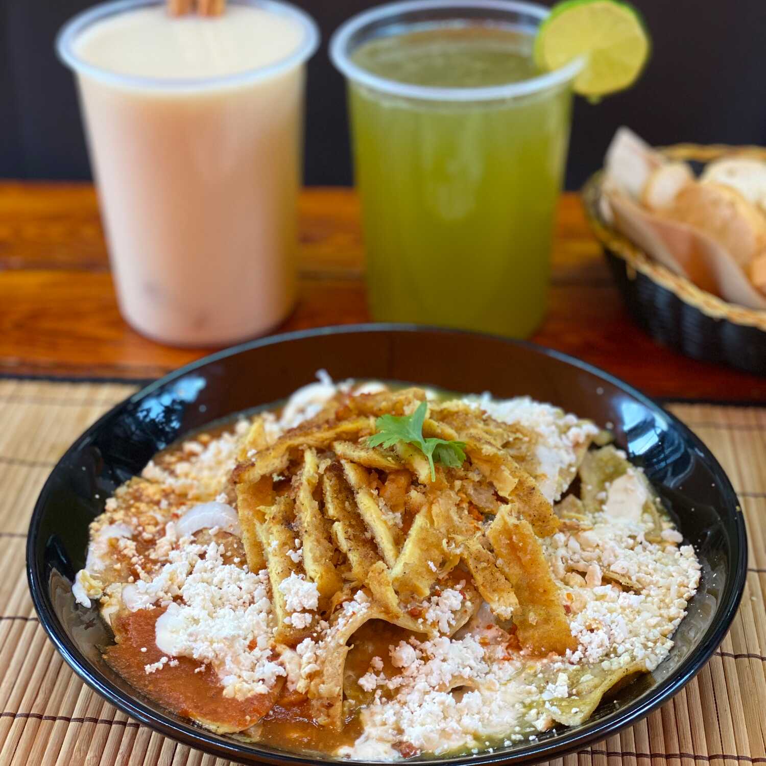 Chilaquiles con Pechuga Empanizada