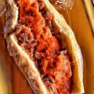 Lonche de chicharron en salsa roja.