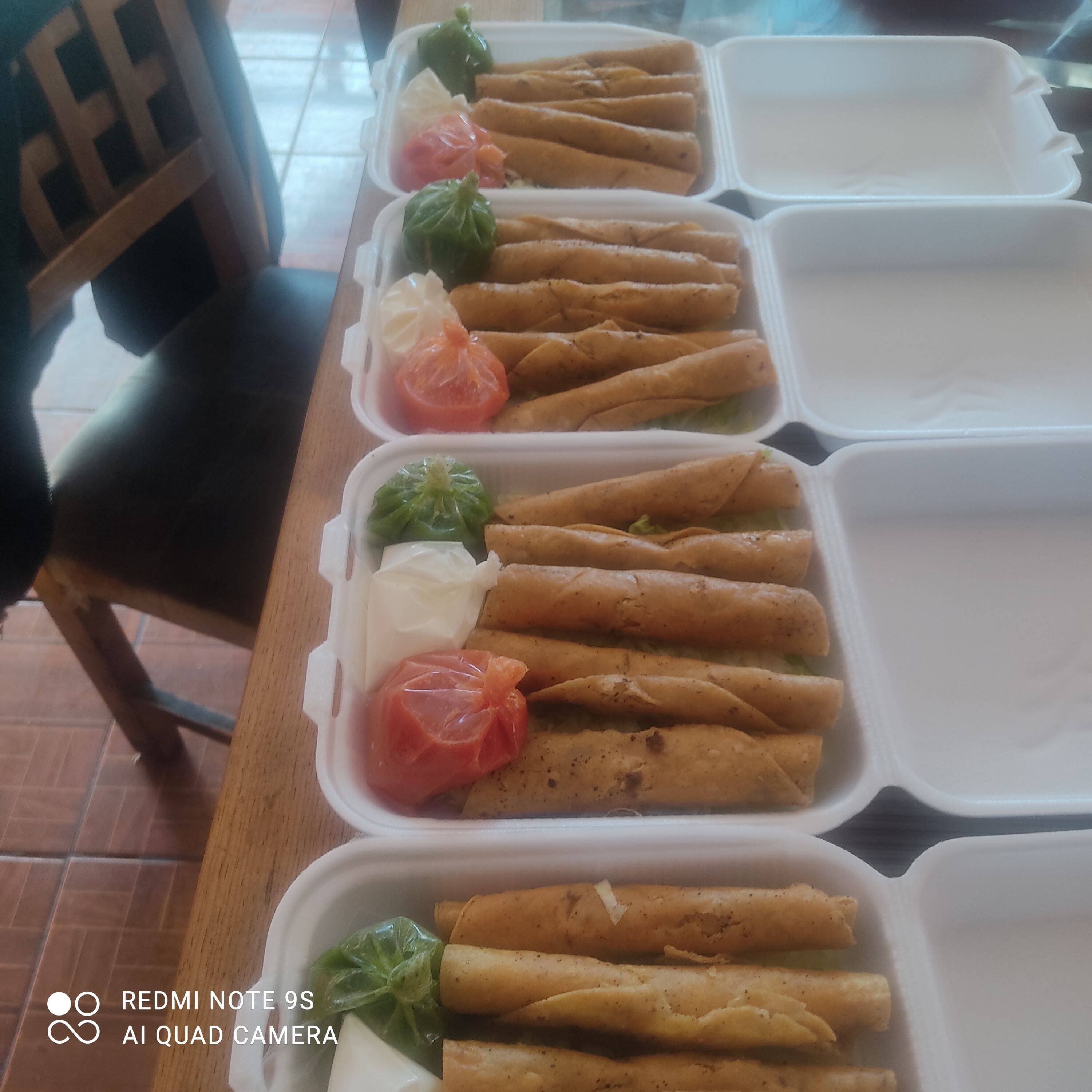 Tacos dorados + agua del día
