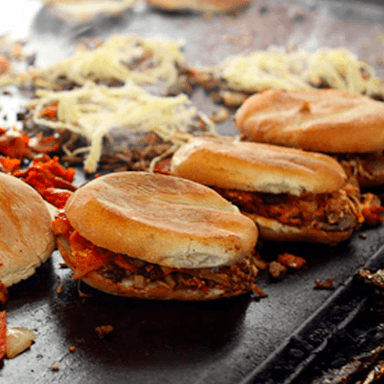 Dos Tortas Cubanas + Papas y Dos Té 500ml.