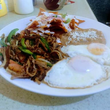 Deshebrada con Verduras y Huevos