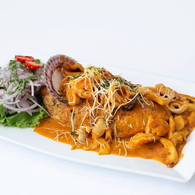 tacu tacu con picante de mariscos