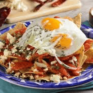 Chilaquiles rojos con pollo a la plancha