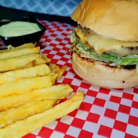 Hamburguesa de Carne + Papas Fritas + Gaseosa 400