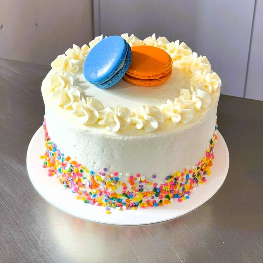 Pastel Confeti Vainilla Con Fresa Y Macarons 6 Per