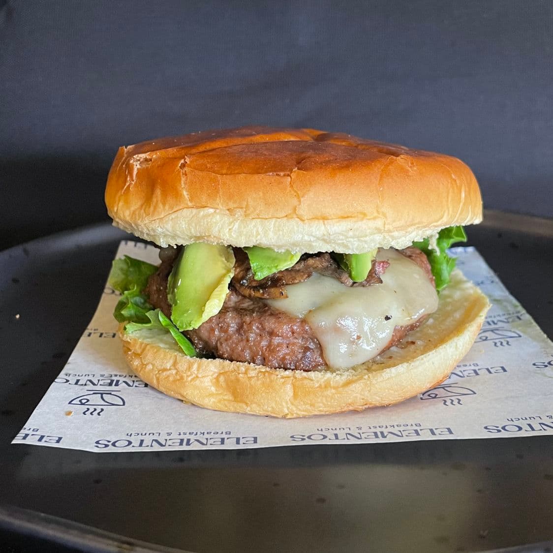 Hamburguesa con Champiñones y Queso + Porción Papa