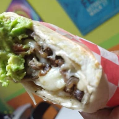2 Pieza Burrito de Pollo Hawaiano con Papa