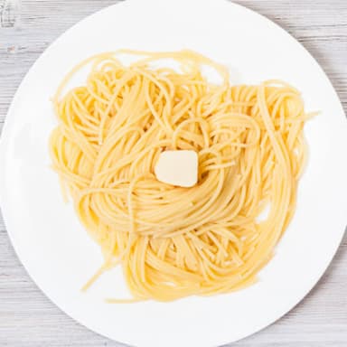 Espagueti a La Mantequilla con Camarones o Pollo