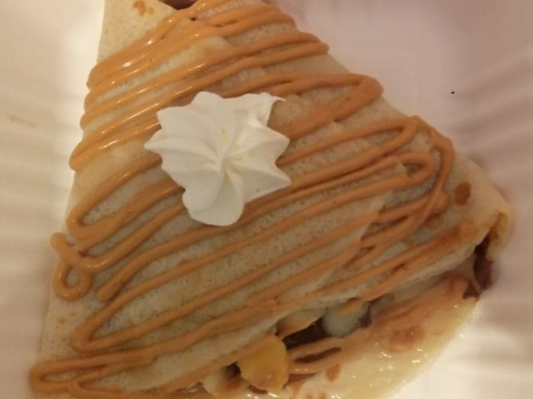 Crepa con Caramelo, Banano, Fresa,beso Chantilly.