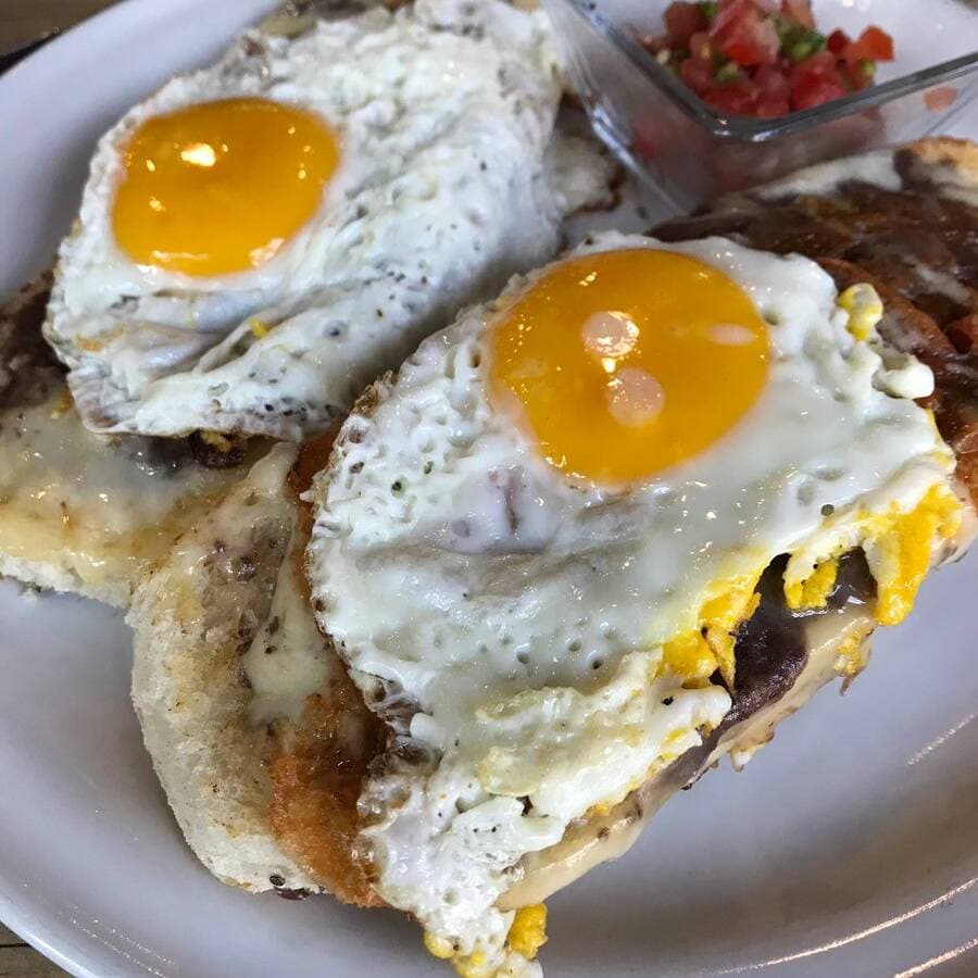 Molletes con Huevo