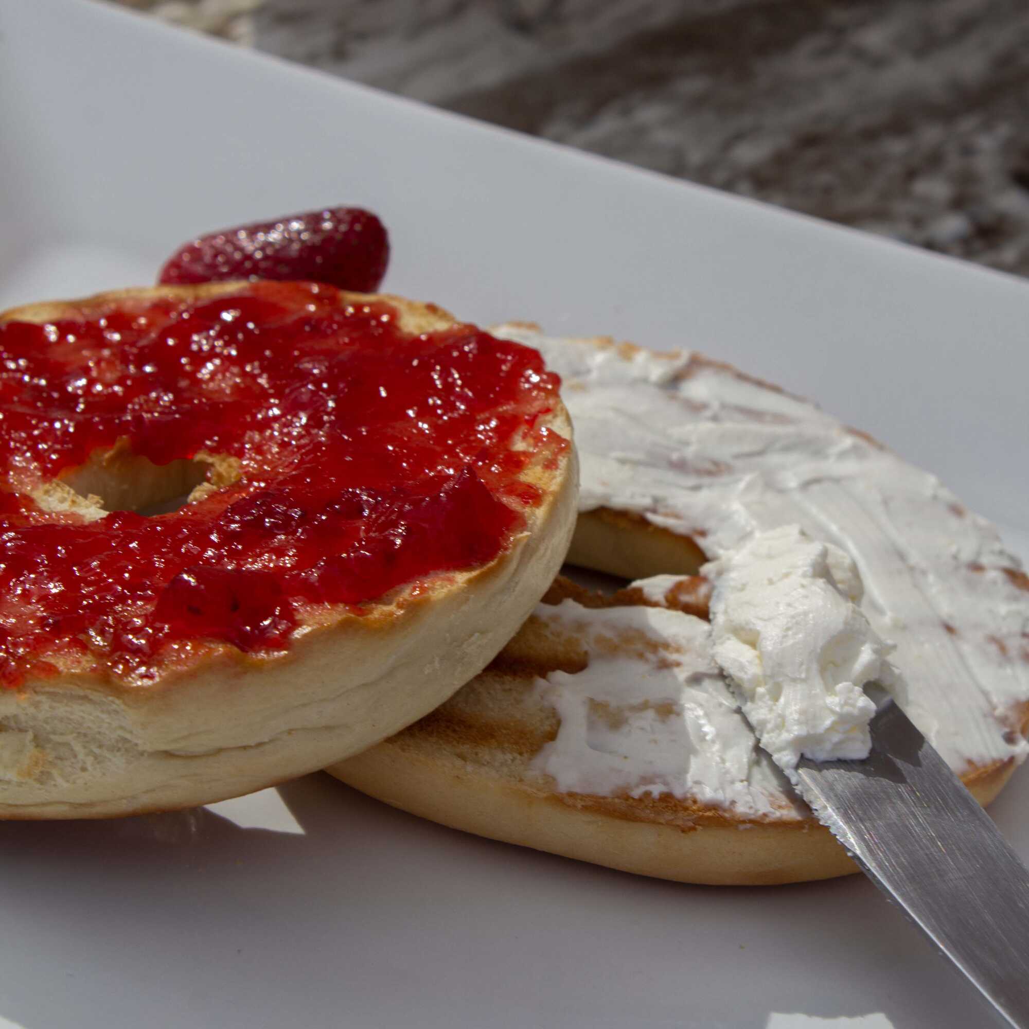 Bagel de Queso Crema y Mermelada