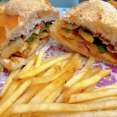 TORTA DE PECHUGA EMPANIZADA + VASO DE AGUA