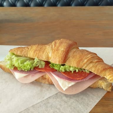 Croissant De Carnes Frías