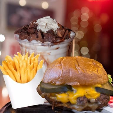 Combo Retro: Burger+ Malteada + Papas