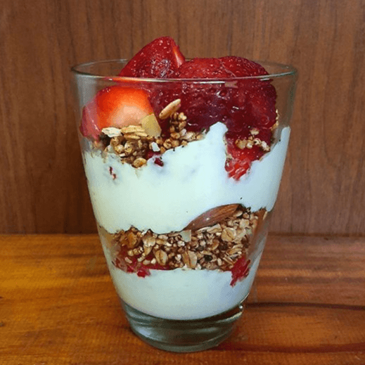 Yogurt con frutas, miel y algarrobina