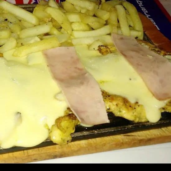 Vaquero Pechuga Gratinada + Papas + Bebida