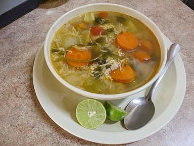 Tostada Especial Y Caldo de Pechuga de Pollo