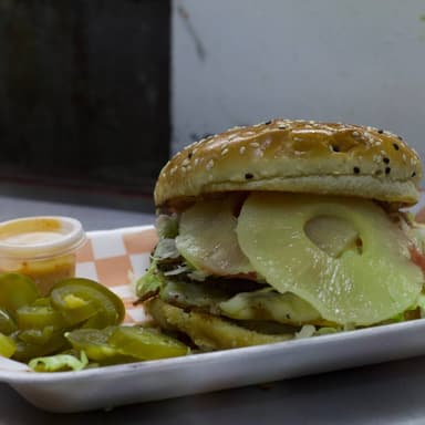 COMBO 8: HAMBURGUESA, HOT DOG, PAPAS Y REFRESCO