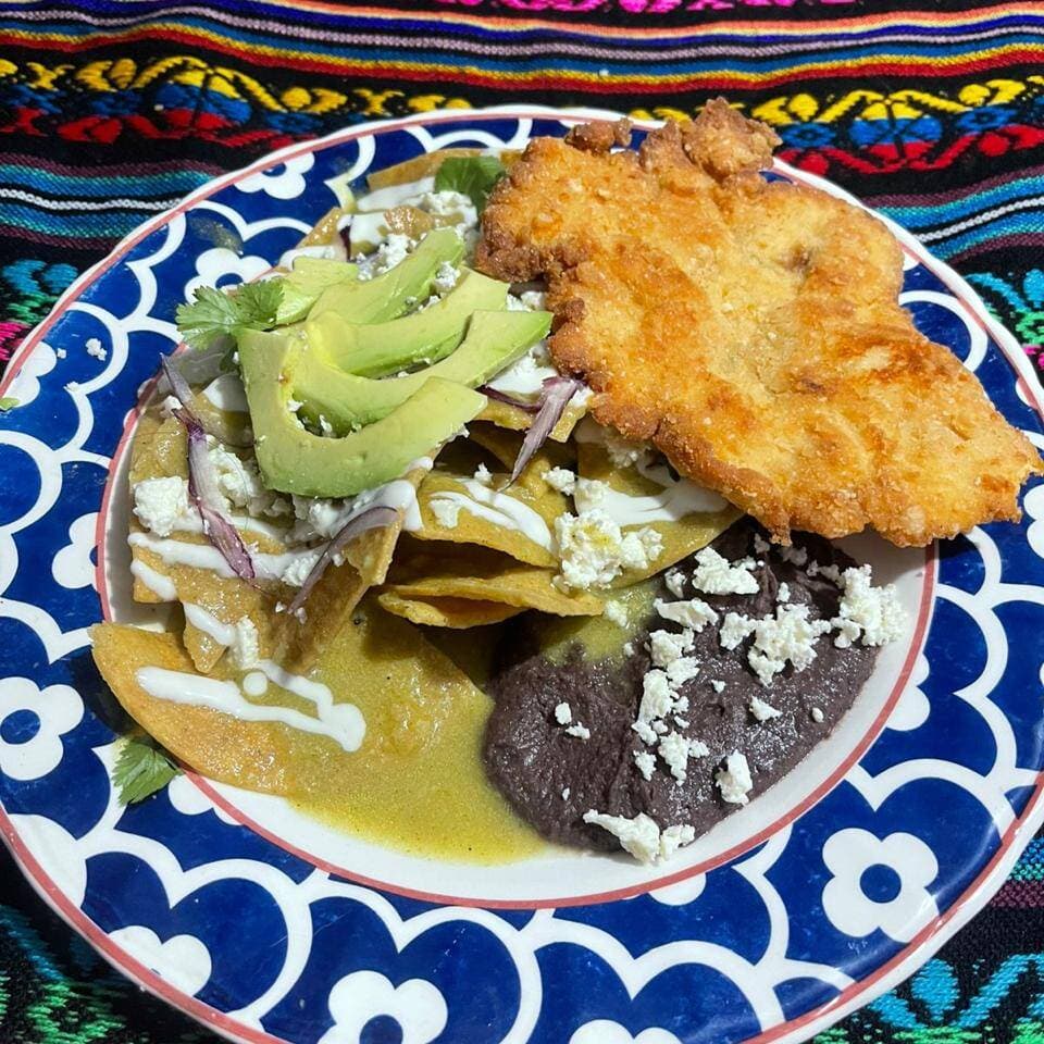 CHILAQUILES VERDES- CON MILANESA DE POLLO
