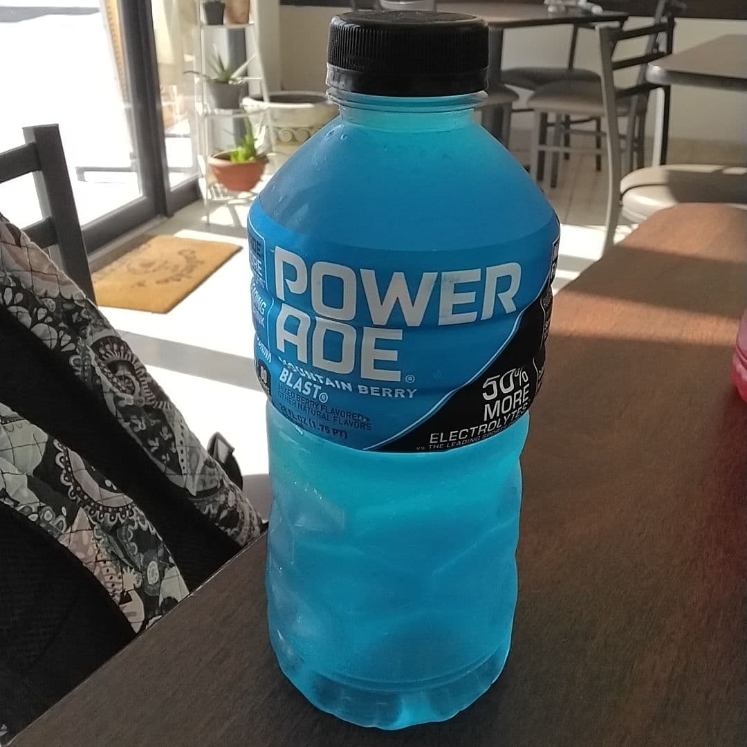 Powerade o Gatorade azul.