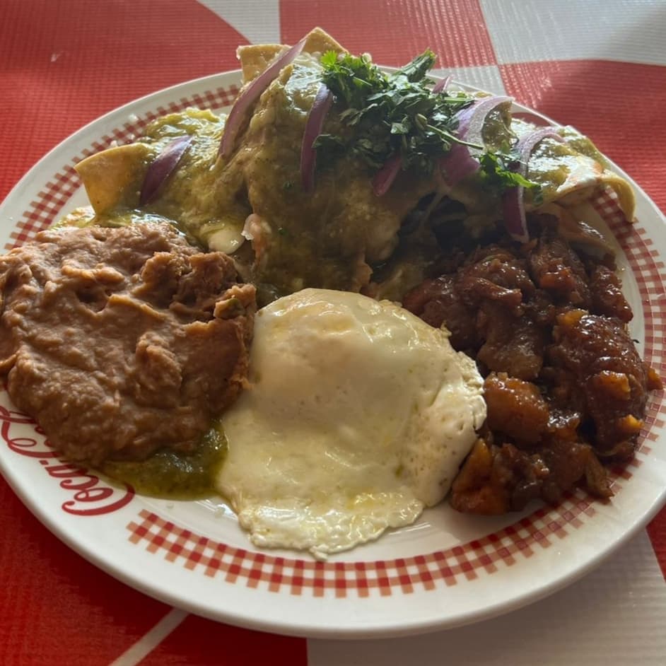 Chilaquiles Especiales con Chicharrón Rojo