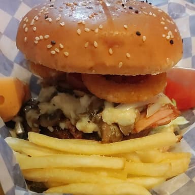 hamburguesa c/aros de cebolla y champiñon