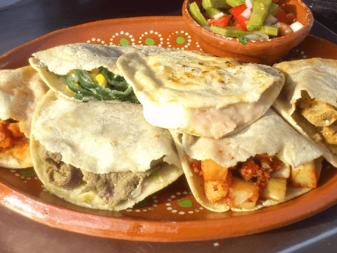 Gordita Rellena de Guisado Con Frijol