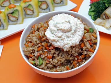 Yakimeshi con carne de res y salsa tampico