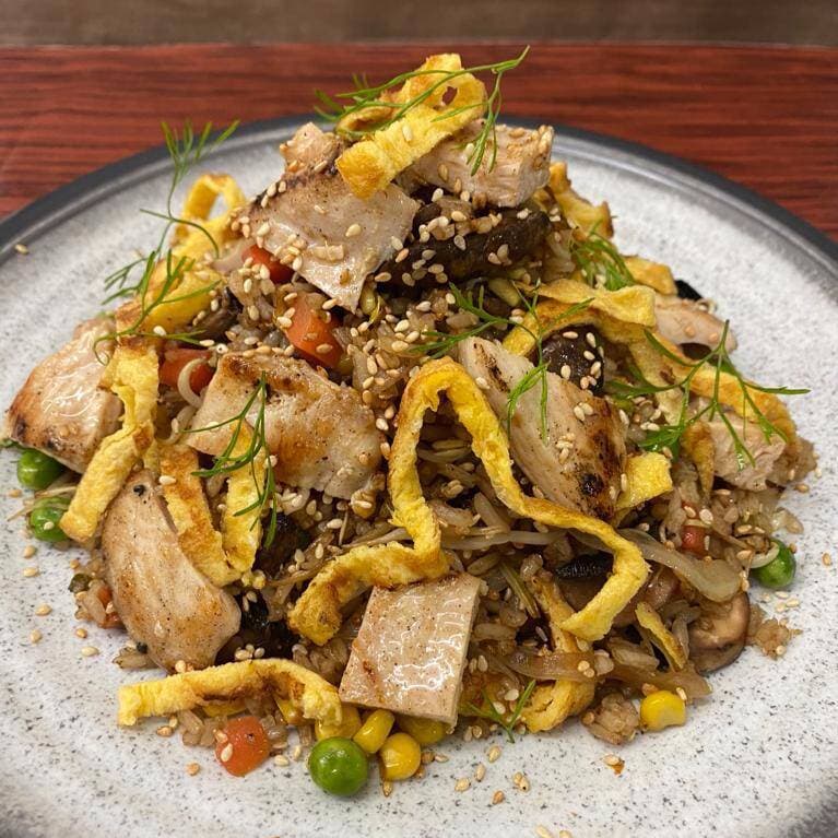 Yakimeshi ( Cerdo )  + Gaseosa 250 Ml