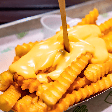 Orden de Papas Fritas con Queso Amarillo