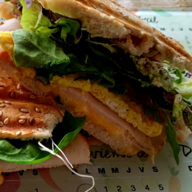 Sandwich de Huevo con Jamon de Pavo.