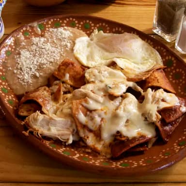 Chilaquiles Rojos (con Pollo y Queso)